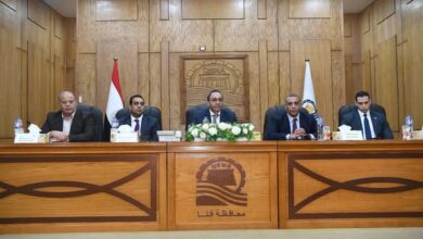 محافظ قنا ورئيس الرقابة الإدارية بقنا يعقدان اجتماعًا مع إدارات المراجعة والحوكمة ويكرمان المتميزين