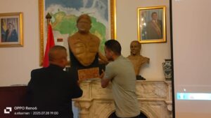 أحمد رضا يرسم التاريخ الفنزويلي بأنامل مصرية