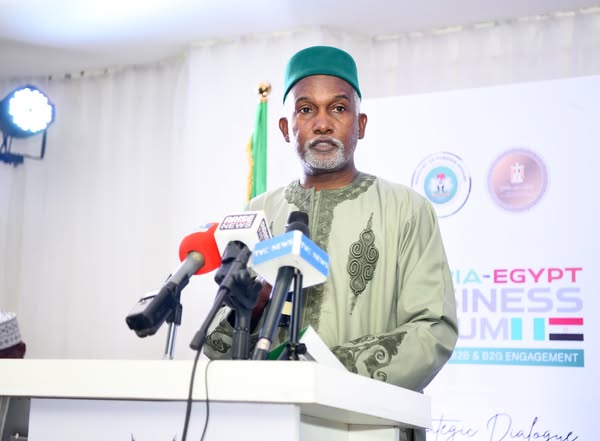 وزير الخارجية النيجيرى يعلن رسميا دعم بلاده لترشيح الدكتور خالد العنانى لمنصب مدير عام اليونسكو 1 وزير الخارجية النيجيرى يعلن رسميا دعم بلاده لترشيح الدكتور خالد العنانى لمنصب مدير عام اليونسكو