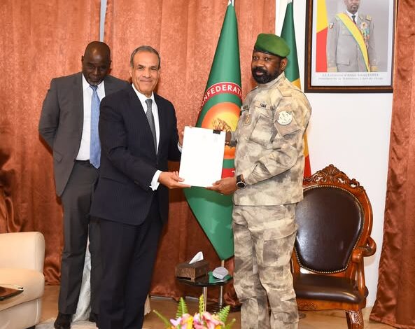 وزير الخارجية والهجرة يلتقي مع رئيس جمهورية مالي ويسلم رسالة خطية من فخامة رئيس الجمهورية 1  وزير الخارجية والهجرة يلتقي مع رئيس جمهورية مالي ويسلم رسالة خطية من فخامة رئيس الجمهورية