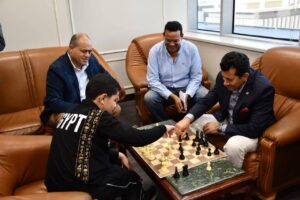 وزير الشباب والرياضة يستقبل بطل العالم في الشطرنج عبدالرحمن سامح بمقر الوزارة بالعاصمة الإدارية 3 وزير الشباب والرياضة يستقبل بطل العالم في الشطرنج عبدالرحمن سامح بمقر الوزارة بالعاصمة الإدارية