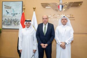 وزير الطيران المدني يستقبل وفدًا قطريًا ويعلن عن مشروع مشترك لتطوير المسارات الجوية