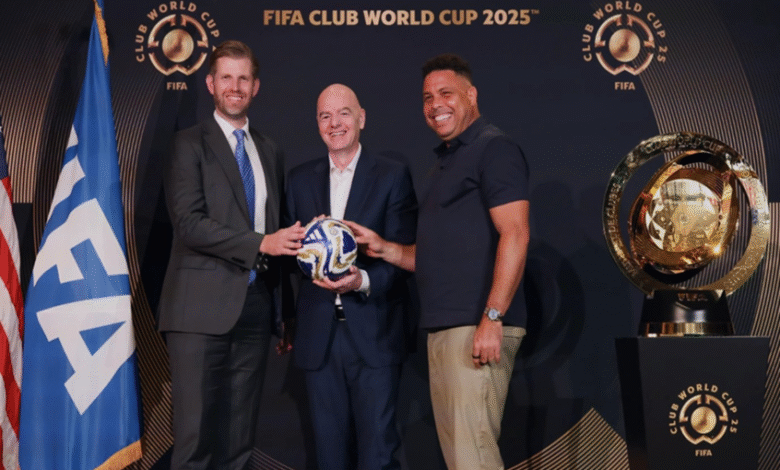 عرض مجسم كأس العالم للأندية في برج ترامب 1 عرض مجسم كأس العالم للأندية في برج ترامب