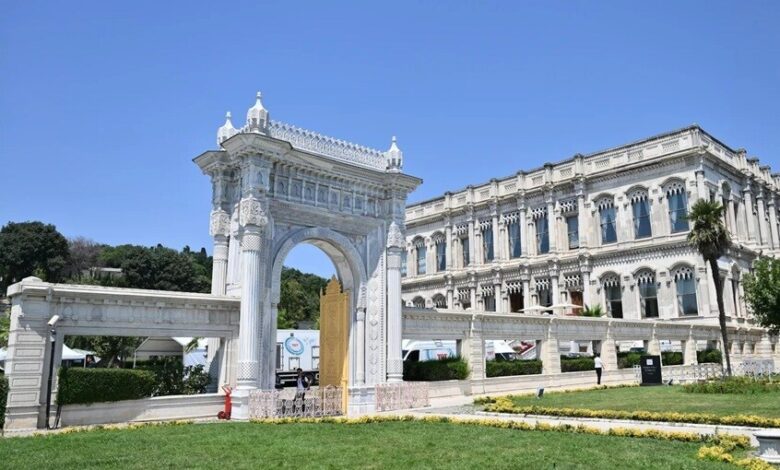 عقد اجتماعا منفردا في قصر تشيراغان بين رئيسا الوفدين المفاوضين الروسي والأوكراني 1 عقد اجتماعا منفردا في قصر تشيراغان بين رئيسا الوفدين المفاوضين الروسي والأوكراني