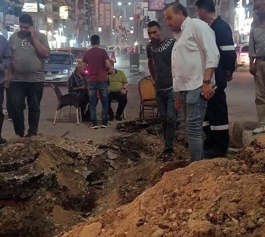 رئيس حي ثان الزقازيق بالشرقية يتابع إصلاح كسر مفاجئ في خط مياه بطريق موقف المنصورة 1 رئيس حي ثان الزقازيق بالشرقية يتابع إصلاح كسر مفاجئ في خط مياه بطريق موقف المنصورة