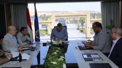 محافظ أسوان يطمئن أسر وطلاب مدرسة التمريض بالتأمين الصحي