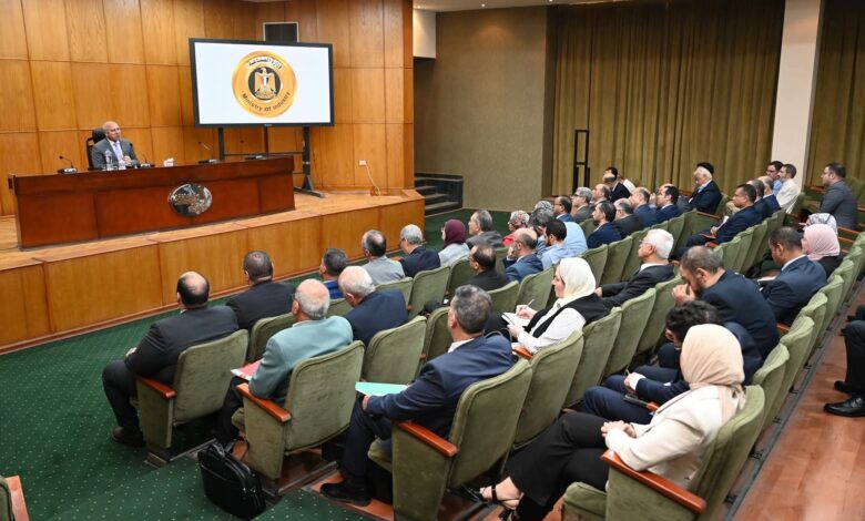 وزير الصناعة والنقل: ضرورة العمل مع منتجي الأسمنت لسرعة تشغيل خطوط الإنتاج المتوقفة