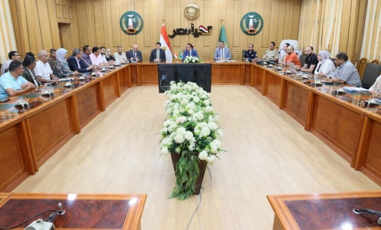 محافظ المنوفية يناقش تسليم مشروعات "حياة كريمة" ويوجه بسرعة الإنجاز 