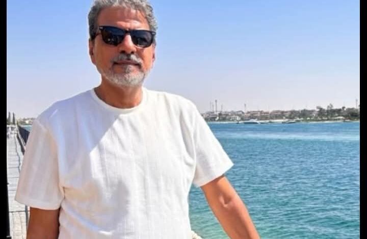 جمال عبد الناصر يستمتع بعطلته الصيفية على أحد الشواطئ.. لحظات من الصفاء والراحة