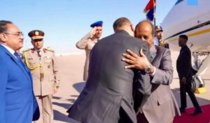 الرئيس الصومالي وصل القاهرة في زيارة رسمية لبحث التعاون الثنائي والتطورات الإقليمية