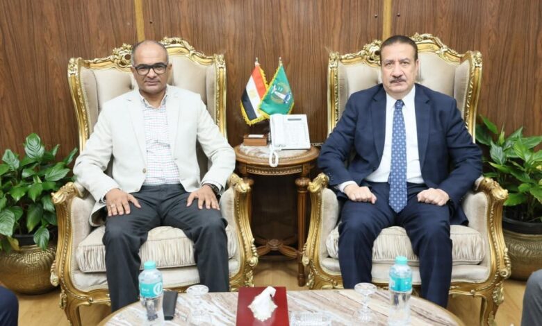 رئيس الوزراء يستقبل رئيس مجلس الدولة الصيني بمطار القاهرة الدولي