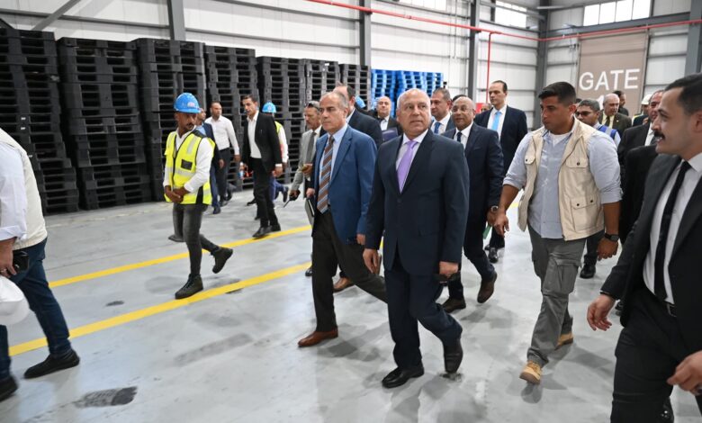 وزير الصناعة يجري جولة تفقدية موسعة بمشروعات مينائي الإسكندرية والدخيلة 