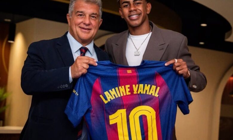 قميص ميسي.. برشلونة يعلن حصول "لامين يامال" على الرقم 10