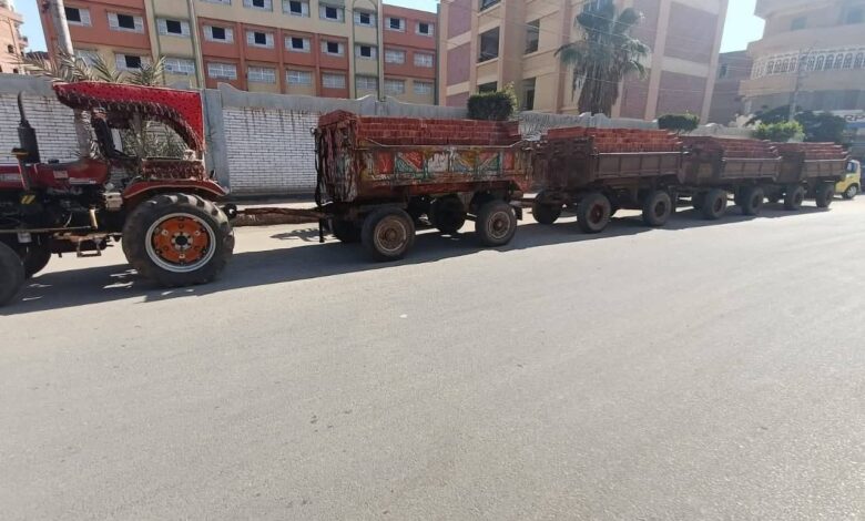 ضبط جرار مخالف بـ4 مقطورات محمل بٰ15 ألف طوب ببيلا بكفر الشيخ 