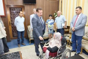 محافظ المنوفية يواصل لقاءاته الإنسانية: دعم مالي وعيني لـ 40 حالة مستحقة بقيمة 300 ألف جنيه