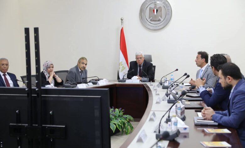 عاشور : يعقد اجتماعًا مع ممثلي مؤسسة كلاريفيت لتعزيز التعاون المشترك