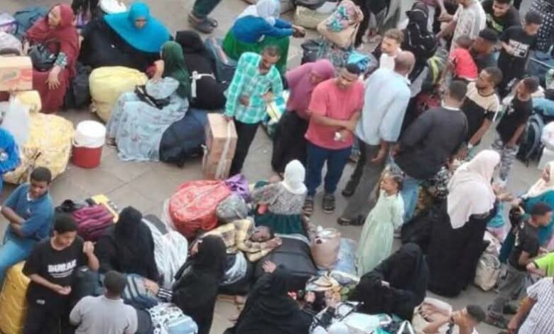 بدء توافد السودانيين على محطة مصر لاستقلال القطار المتجه لأسوان