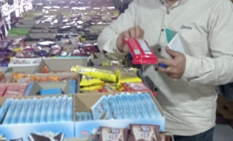 ضبط (٥ ) طن مواد غذائية مجهولة المصدر بالعاشر من رمضان بالشرقية 