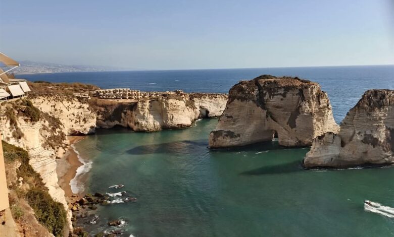 صخرة الروشة.. أيقونة حارسة لبحر بيروت ومعلم سياحي لبناني شهير