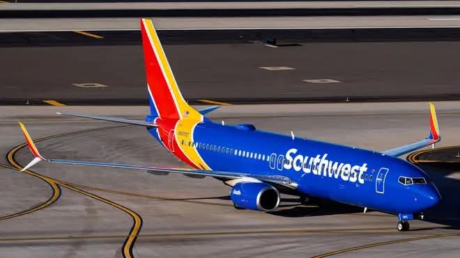 طائرة ركاب أمريكية تهبط 300 قدم خلال ثوان معدودة لتفادي الاصطدام بمقاتلة بريطانية