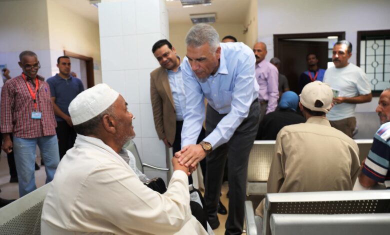 محافظ أسوان يتابع ميدانياً تقديم الخدمات ضمن منظومة التأمين الصحى الشامل 