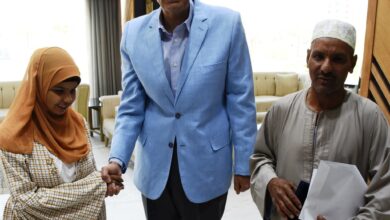 محافظ أسوان يكرم " إبتسام محمد " الخامسة على مستوى الجمهورية فى الثانوية الأزهرية