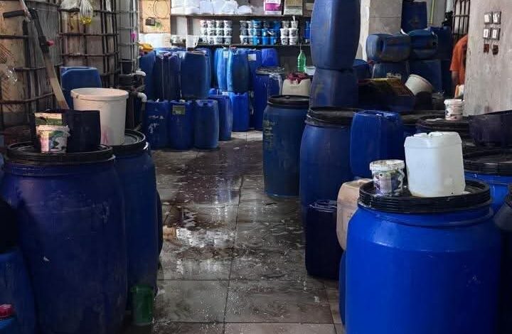 محافظ المنوفية يضبط مصنع منظفات مغشوشة بمنوف ويُحبط كارثة صحية