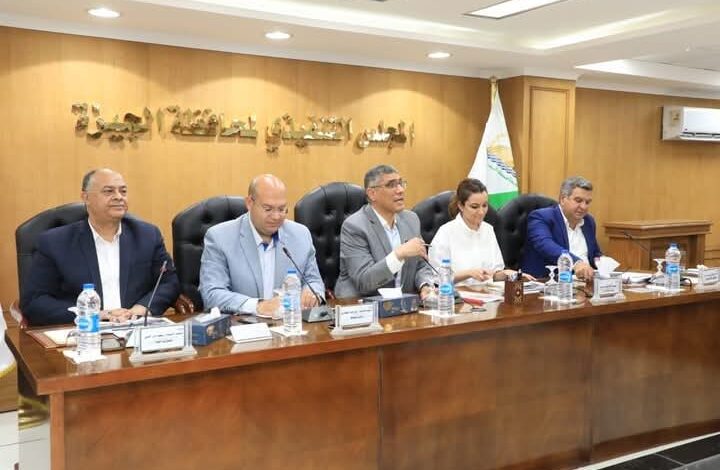 محافظ الجيزة يلتقي بسكرتير العموم ومديري العقود والمشتريات بالمراكز لمتابعة تنفيذ الخطة الاستثمارية