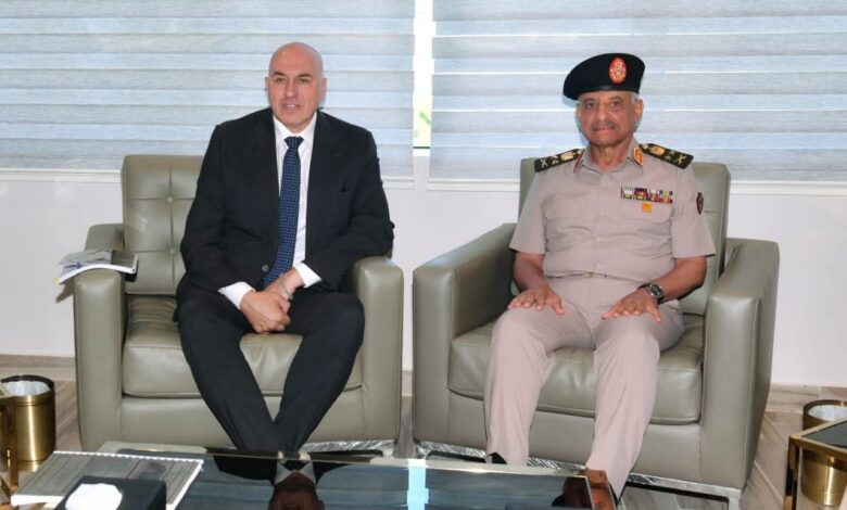 الفريق أول عبد المجيد صقر يلتقي وزير الدفاع الإيطالي
