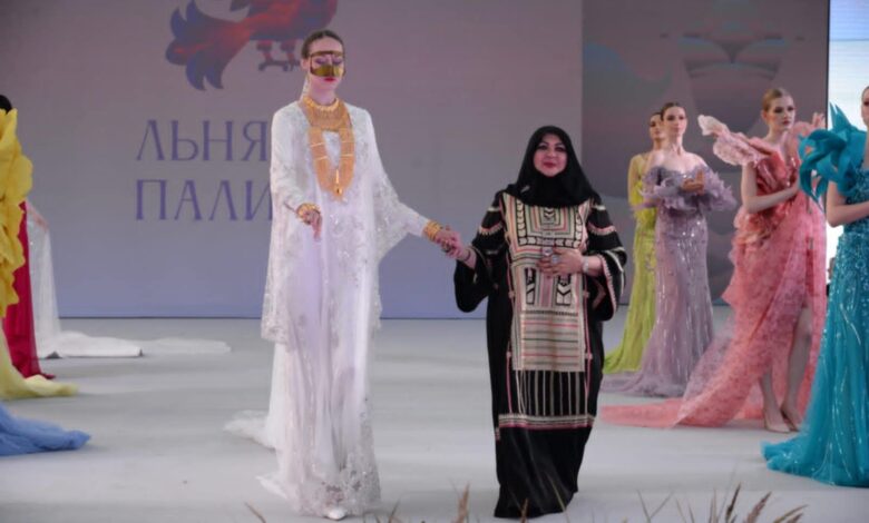 منى المنصوري تضيء ليلة خليجية بموسكو وتدعم موهبتين عمانيتين في مهرجان “لوحة الكتان” 1 منى المنصوري تضيء ليلة خليجية بموسكو وتدعم موهبتين عمانيتين في مهرجان “لوحة الكتان”