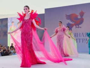 منى المنصوري تضيء ليلة خليجية بموسكو وتدعم موهبتين عمانيتين في مهرجان “لوحة الكتان” 2 منى المنصوري تضيء ليلة خليجية بموسكو وتدعم موهبتين عمانيتين في مهرجان “لوحة الكتان”