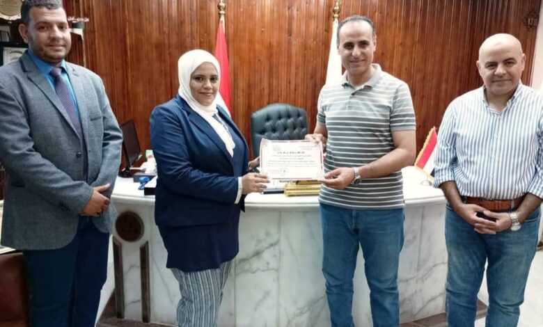 وكيل وزارة الصحة بالشرقية يكرم مدير القوافل الطبية نظراً لتميزهم في تقديم الخدمة للمواطنين