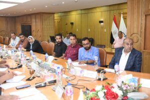 محافظ قنا يبحث آليات تنفيذ مبادرة "سكن كريم" لتطوير مساكن الأسر الأولى بالرعاية في قرى "حياة كريمة"