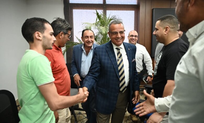 محافظ جنوب سيناء يترأس اجتماعًا موسعًا لملاك وسائقى التاكسي بشرم الشيخ 1 محافظ جنوب سيناء يترأس اجتماعًا موسعًا لملاك وسائقى التاكسي بشرم الشيخ