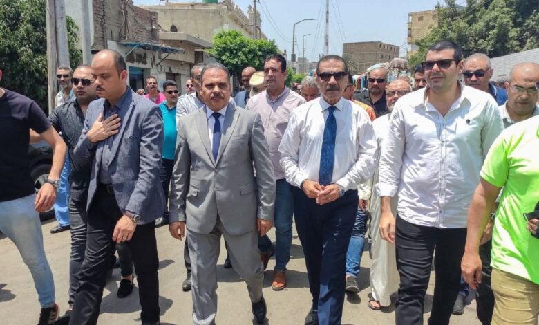 محافظ الشرقية يُؤدي صلاة الجنازة ويقدم واجب العزاء في وفاة شقيقة النائب مجدي عاشور