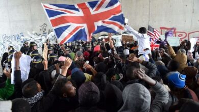 غرباء فى بلدهم أصدقاء فى بلد أجنبى