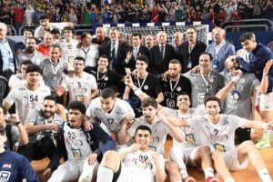 وزير الرياضة يؤازر المنتخب المصري لكرة اليد ويهنئهم بالوصول لربع نهائي بطولة العالم