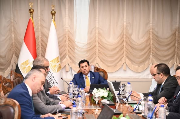 وزير الشباب والرياضة يجتمع بمديري المديريات واللجنة القانونية لوضع الآليات التنظيمية للتنفيذ