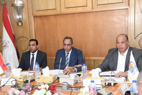 محافظ قنا يتابع موقف التقنين والتصالح ويوجه بسرعة إنهاء الطلبات قبل صدور اللائحة الجديدة