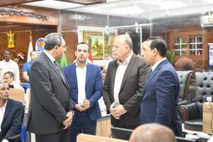 محافظ قنا يتابع إغلاق صناديق الاقتراع في اليوم الأول من انتخابات الشيوخ عبر مركز الشبكة الوطنية للطوارئ