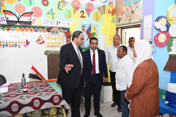 محافظ قنا يتفقد المقار الانتخابية ويؤكد جاهزيتها لاستقبال الناخبين