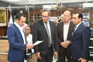 محافظ قنا يتابع إغلاق صناديق الاقتراع في اليوم الأول من انتخابات الشيوخ عبر مركز الشبكة الوطنية للطوارئ