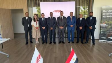 وزير الإسكان يصل مدينة برشلونة الإسبانية ويلتقي مسئولي شركتي (DUPONT) و(IETOS)        