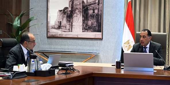  رئيس الوزراء يتابع مع وزير قطاع الأعمال العام الموقف التنفيذي لمشروع تطوير صناعة الغزل والنسيج