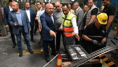 الوزير يتفقد مصنع متخصص في إنتاج أدوات المائدة المصنعة من الاستانلس 