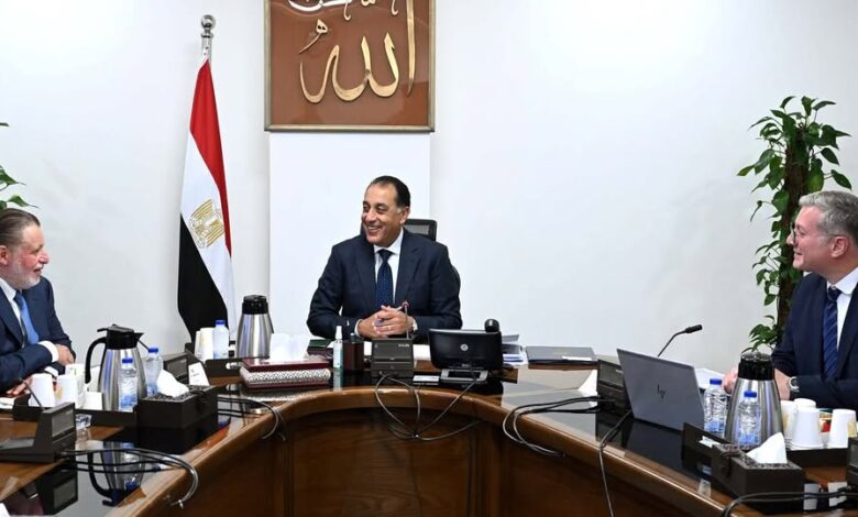 رئيس الوزراء يتابع جهود توفير المنتجات البترولية وموقف سداد مستحقات الشركاء الأجانب فى قطاع البترول 1 رئيس الوزراء يتابع جهود توفير المنتجات البترولية وموقف سداد مستحقات الشركاء الأجانب فى قطاع البترول