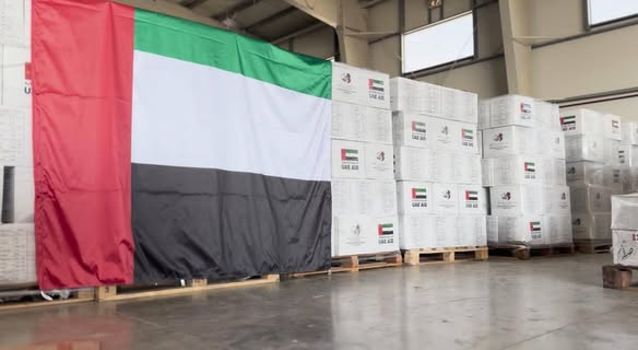 الإمارات تنفذ الإسقاط الجوي الـ61 ضمن عملية "طيور الخير" وتُدخل 20 شاحنة مساعدات غذائية إلى غزة