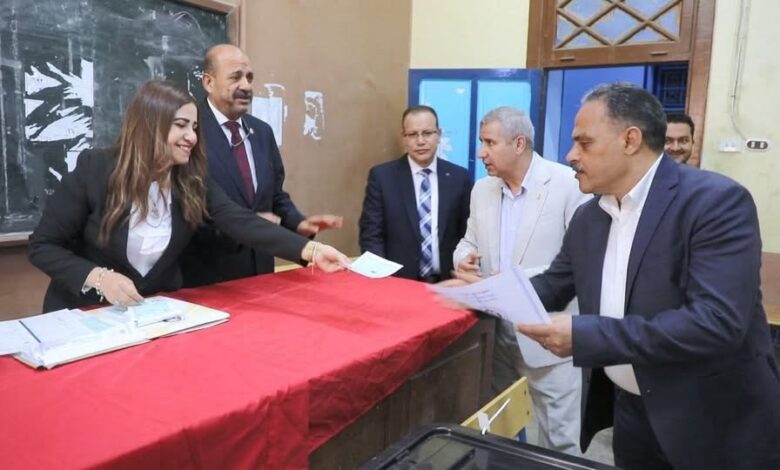 محافظزالشرقية يدلي بصوته في إنتخابات مجلس الشيوخ 2025 بلجنة مدرسة السادات الاعدادية بنين بالزقازيق 1 محافظزالشرقية يدلي بصوته في إنتخابات مجلس الشيوخ 2025 بلجنة مدرسة السادات الاعدادية بنين بالزقازيق