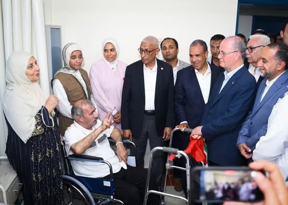 وزير الخارجية يرافق رئيس الوزراء الفلسطيني لزيارة الجرحى الفلسطينيين بمستشفى العريش العام 1 وزير الخارجية يرافق رئيس الوزراء الفلسطيني لزيارة الجرحى الفلسطينيين بمستشفى العريش العام