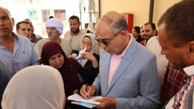 محافظ المنيا يستمع لمطالب المواطنين خلال جولته الميدانية بمركز سمالوط